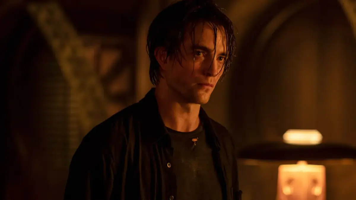robert pattinson s bruce wayne with het hair in the batman