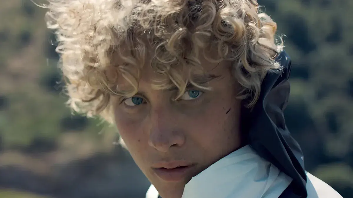 Joseph Zada en jeune Haymitch Abernathy, cheveux bouclés et regard tendu, dans Hunger Games : Lever de soleil sur la moisson