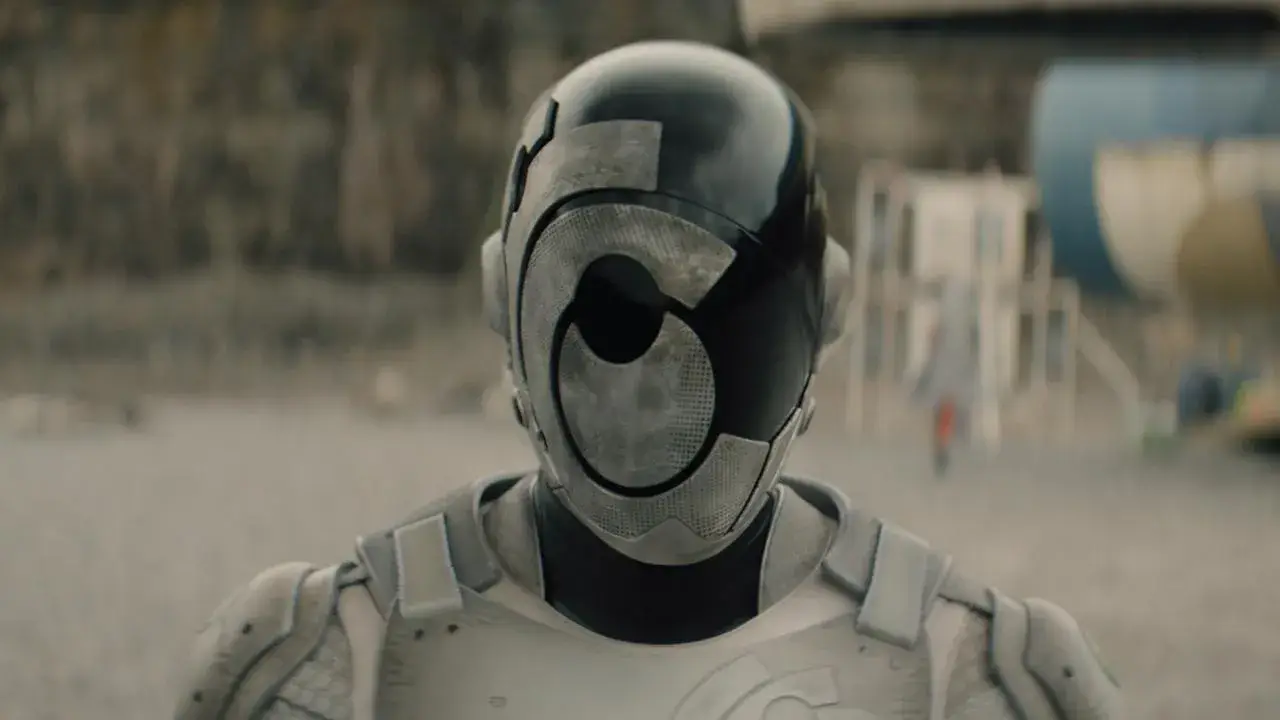 Murderbot sur Apple TV+ : la comédie SF de Skarsgård est une satire géniale des humains de 2025