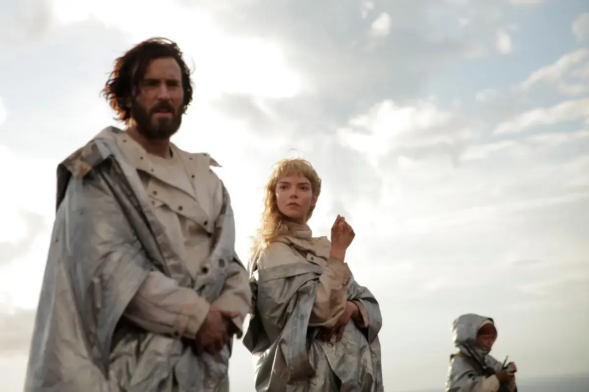Sacrifice sur Netflix : la critique boude la satire de Romain Gavras avec Chris Evans